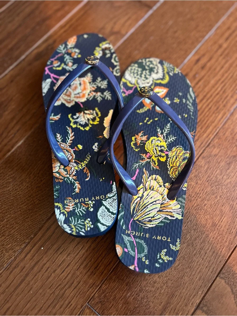 Women’s Tory Burch Navy Floral Flip Flop Sandals. Size 6. Perfect for Summer.